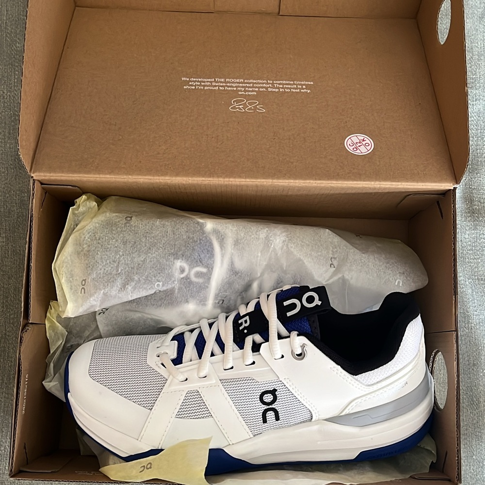 ON The Roger Pro Youth Tennis shoes size 4.5